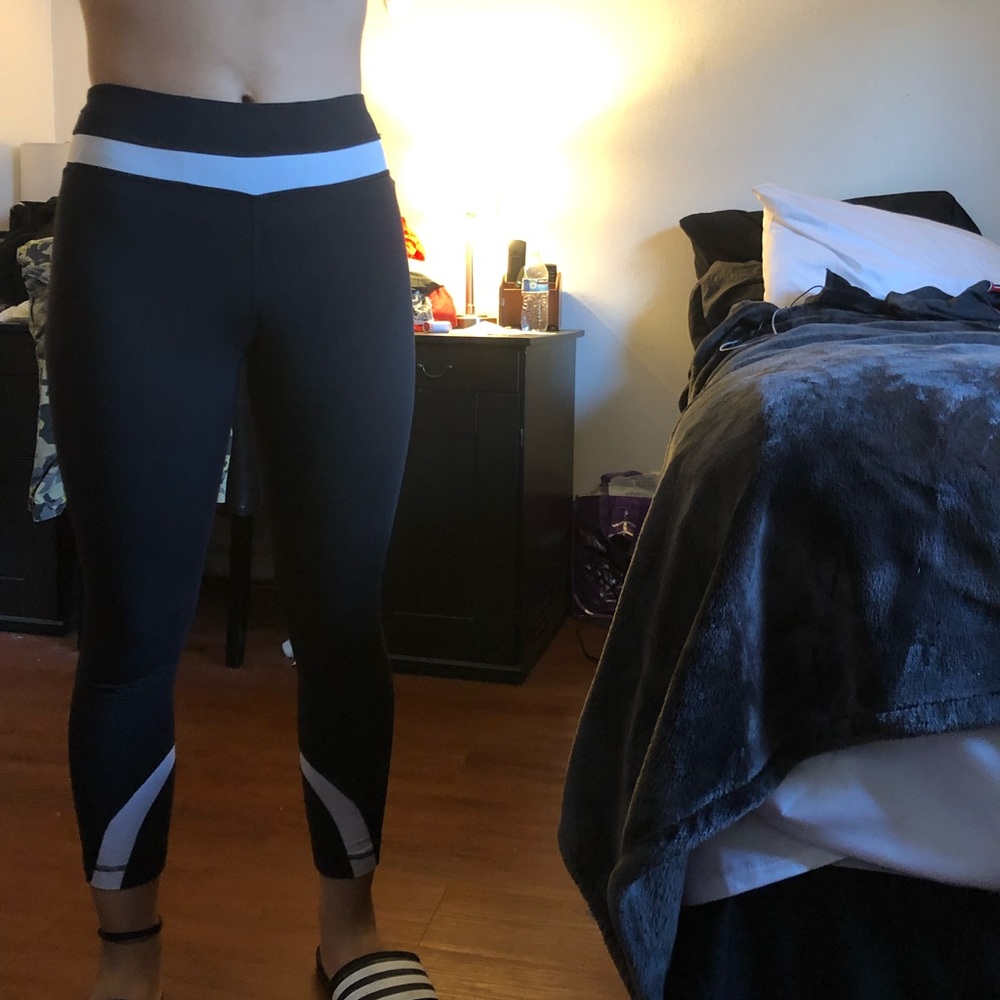 BLACK AND WHITE LEGGINGS SIZE 2